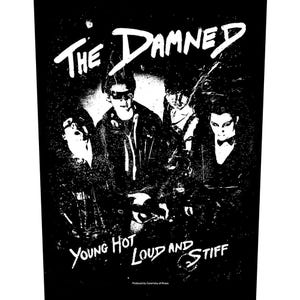 Op de afbeelding: Zwart-wit poster met de band The Damned. De bandleden staan in het midden, met de bandnaam bovenaan en de tekst "Young Hot Loud and Stiff" onderaan. Het is een vintage ontwerp.