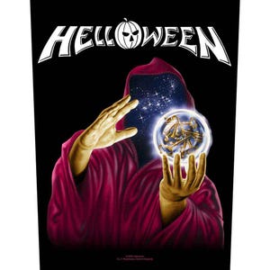 Op de afbeelding: Een donkere afbeelding met het woord "HELLOWEEN" in het wit en een pompoen-schedel-logo. Een figuur in een rode capuchonmantel houdt een gloeiende bol vol sleutels vast. De achtergrond is zwart met een sterrenhemel zichtbaar in de capuchon.