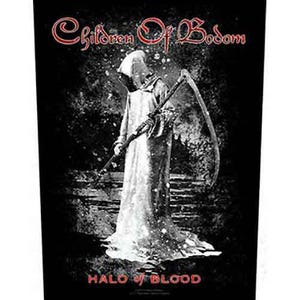 Può includere: Grafica in bianco e nero raffigurante una figura con una veste e una falce, su uno sfondo scuro e strutturato. Il testo "Children Of Bodom" è arcuato in alto in rosso, con "HALO OF BLOOD" in basso.