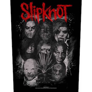 Peut inclure: Illustration en noir et blanc d'un groupe, Slipknot, avec le nom du groupe en lettres rouges en haut de l'image. Les membres du groupe portent des masques et sont disposés en demi-cercle.