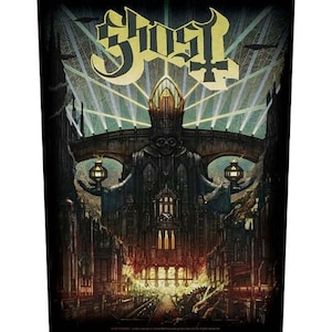Può includere: Illustrazione scura in stile gotico con il nome della band "Ghost" sopra una struttura architettonica dettagliata. L'immagine presenta un design a forma di teschio con un ponte ed edifici, con una tavolozza di colori nero, oro e marrone.