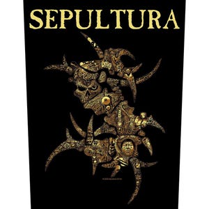 Puede incluir: Gráfico negro con la palabra "SEPULTURA" en oro sobre un diseño abstracto detallado en color oro. El diseño incluye imágenes de calaveras y caras.