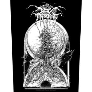 Può includere: Toppa in bianco e nero con il nome della band "Darkthrone" in carattere gotico. L'illustrazione mostra un alto pino davanti a una grande luna circolare, con fiamme alla base. Made in England.