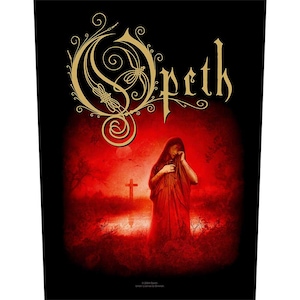 Puede incluir: Gráfico negro con la banda Opeth. El diseño incluye el logo de la banda en dorado, una mujer con una túnica roja, una cruz y un fondo rojo. La imagen tiene una estética gótica y oscura.