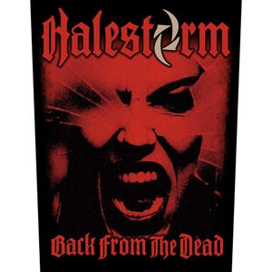 Op de afbeelding: Zwarte afbeelding met de bandnaam "Halestorm" in rode gotische letters en een witte maan. De tekst "Back From The Dead" staat eronder in rode gotische letters, met een schreeuwend gezicht op de achtergrond.