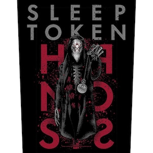 Può includere: Grafica nera con una figura mascherata e vestita con una veste, che tiene in mano un orologio da tasca. Le parole "SLEEP TOKEN" sono in alto, con "H" e "S" in grandi lettere rosse. Effetto spruzzi rossi su sfondo nero.