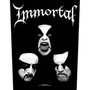 Könnte beinhalten: Schwarz-weißes Band-Patch mit dem Wort "Immortal" in einer stilisierten Schriftart. Drei Bandmitglieder sind abgebildet, deren Gesichter mit schwarzem Make-up verdeckt sind.