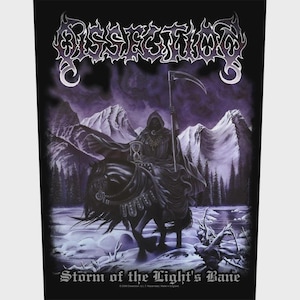 Op de afbeelding: Een zwarte stoffen patch met een grafische print van een figuur met een kap op een paard die een zeis vasthoudt. De tekst DISSECTION staat bovenaan in een gestileerd lettertype en Storm of the Light's Bane staat onderaan in witte letters.