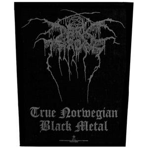 Op de afbeelding: Zwart-witte patch met de bandnaam "Darkthrone" in een gestileerd lettertype. De tekst "True Norwegian Black Metal" staat onder de bandnaam.