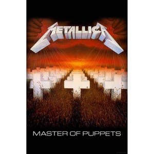 Puede incluir: Un póster en blanco y negro con el nombre de la banda "Metallica" en letras blancas. El título del álbum de la banda "Master of Puppets" está impreso en blanco en la parte inferior del póster. El póster presenta un gráfico de un campo de cruces blancas con cuerdas que están unidas a ellas, que conducen al nombre de la banda.