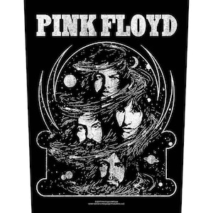 Può includere: Grafica nera con il nome della band Pink Floyd in lettere bianche in alto. L'immagine mostra quattro membri della band con capelli a spirale e uno sfondo cosmico.