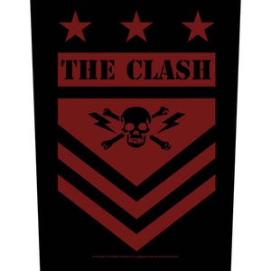 Op de afbeelding: Zwarte en rode patch met de tekst "THE CLASH" in witte letters. De patch heeft een schedel met gekruiste beenderen met bliksemschichten en drie rode sterren.