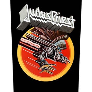 Könnte beinhalten: Ein schwarz-weißes Grafikdesign einer geflügelten, mechanischen Kreatur, die durch die Luft fliegt. Die Kreatur befindet sich vor einem roten, gelben und orangen Kreis. Der Text "Judas Priest" steht in weißen Buchstaben über der Kreatur.