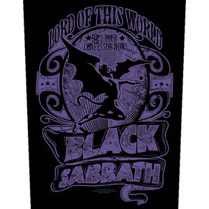 Könnte beinhalten: Schwarze Grafik mit den Worten "LORD OF THIS WORLD" und "BLACK SABBATH" in einer stilisierten Schriftart. Eine lila Figur mit fledermausartigen Flügeln ist in einem kreisförmigen Rahmen dargestellt, mit dem Text "HE'S YOUR CONFESSOR NOW!"
