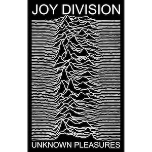 Könnte beinhalten: Schwarz-weiß Grafik mit den Worten "JOY DIVISION" oben und "UNKNOWN PLEASURES" unten. Das zentrale Design ist ein weißes, wellenartiges Muster vor schwarzem Hintergrund.