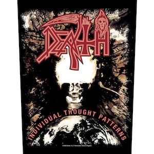 Puede incluir: Camiseta gráfica en blanco y negro con un logotipo "DEATH" rojo y el texto "Individual Thought Patterns".