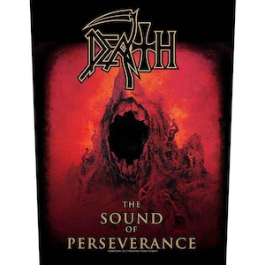 Puede incluir: Un parche negro y rojo con un logotipo blanco de calavera y huesos cruzados que dice "DEATH" en una fuente gótica. El texto "THE SOUND OF PERSEVERANCE" está debajo del logotipo.