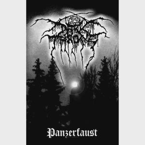 Może przedstawiać: Czarno-biały nadruk graficzny z napisem Darkthrone stylizowaną, poszarpaną, kapiącą czcionką u góry, z symbolem pentagramu powyżej. Poniżej znajduje się sylwetka ciemnego lasu na tle jasnego księżyca, z białym napisem Panzerfaust na dole.