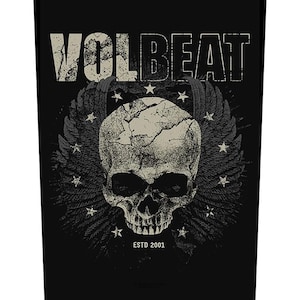 Op de afbeelding: Zwarte afbeelding met de bandnaam "VOLBEAT" boven een schedel met gevederde vleugels en sterren. De tekst "ESTD 2001" staat onder de schedel. Het ontwerp is in grijstinten en wit op een zwarte achtergrond.