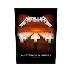 Puede incluir: Un póster negro con el logo de Metallica en blanco sobre un campo de cruces blancas. El fondo muestra una puesta de sol con tonos naranjas y rojos. El texto "MASTER OF PUPPETS" está en la parte inferior.