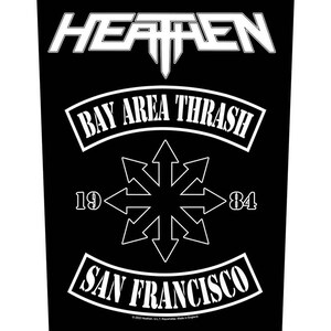 Puede incluir: Parche blanco y negro con el texto "HEATHEN" en negrita, "BAY AREA THRASH" en una pancarta curva, una estrella de ocho puntas, "1984" y "SAN FRANCISCO" en una pancarta curva.