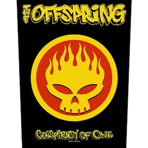 Può includere: Grafica nera con la scritta "THE OFFSPRING" in giallo, con fiamme stilizzate. Un teschio giallo con fiamme è all'interno di un cerchio rosso. Il testo "CONSPIRACY OF ONE" è in basso.