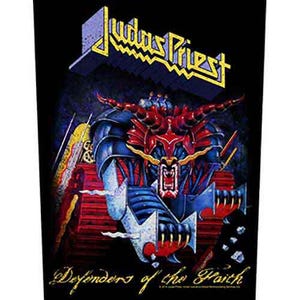 Può includere: Una toppa nera con una grafica gialla e blu della band Judas Priest. La grafica presenta un demone rosso e blu con corna e una grande bocca. Il testo "Defenders of the Faith" è stampato sotto la grafica.