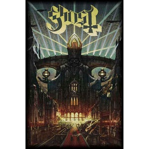 Op de afbeelding: Gedetailleerde illustratie met de bandnaam "Ghost" in gouden letters en een kruissymbool. Het kunstwerk toont een gotische stadsgezicht met een schedelachtige structuur, verlicht door lichtstralen, en een rood pad dat naar een vurige poort leidt.