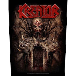 Può includere: Toppa nera con il nome della band "KREATOR" in rosso. L'immagine raffigura una figura demoniaca con ali di pipistrello, un pentagramma sulla fronte e una porta nel petto.