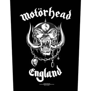 Peut inclure: Graphique noir et blanc du groupe Motörhead. Le design comprend un crâne avec des cornes, une chaîne et les mots "Motörhead" et "England" dans des polices stylisées. L'image a une esthétique audacieuse et contrastée.