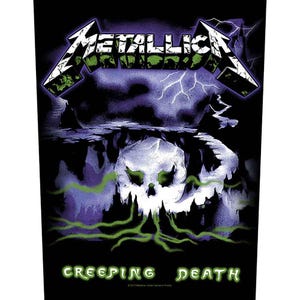 Op de afbeelding: Zwarte afbeelding met het logo van de band Metallica in groen en wit, met een schedel- en bliksemontwerp. De tekst "CREEPING DEATH" staat in het groen onderaan. De achtergrond is donkerpaars en zwart.