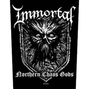 Könnte beinhalten: Schwarz-weißer Grafikaufnäher mit dem Wort "Immortal" in gotischer Schrift über einer detaillierten Illustration eines schädelartigen Gesichts in einem Schild. Der Text "Northern Chaos Gods" steht darunter.