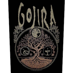Puede incluir: Diseño gráfico negro con el nombre de la banda "GOJIRA" en una fuente estilizada. Debajo, un emblema circular con un árbol, una serpiente, un cáliz y un globo, en tonos marrón y beige. Estética detallada y compleja.