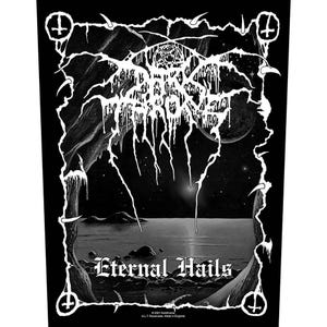 Peut inclure: Patch noir et blanc avec un grand motif complexe d'un arbre dont les branches atteignent une scène céleste. Le texte "Eternal Hails" est imprimé en blanc au bas du patch.