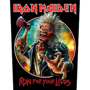 Puede incluir: Gráfico con el logotipo de la banda Iron Maiden y la frase "Run for your lives". La imagen muestra una figura de zombi con un hacha ensangrentada, dentro de un círculo con borde rojo sobre un fondo negro. La figura lleva una chaqueta de cuero.