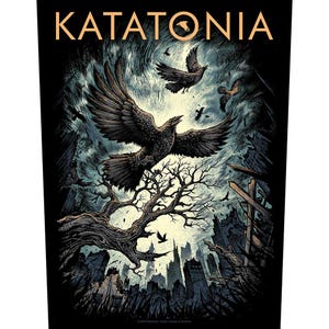 以下が含まれることがあります： 黒と白のグラフィックデザインで、バンド名「KATATONIA」が太字でスタイリッシュなフォントで書かれています。デザインには、暗いスタイリッシュな木と、その周りを飛ぶカラスが含まれています。背景は、暗い嵐の空です。