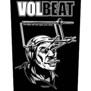 Peut inclure: Graphique en noir et blanc avec le nom du groupe "VOLBEAT" au-dessus d'une illustration d'une personne avec des tiges métalliques perçant son visage. Le texte "The bliss will now open your mind" est également présent.
