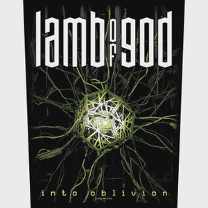 Puede incluir: Un parche de tela rectangular negro con el texto blanco lamb of god en la parte superior e into oblivion en la inferior. El centro muestra una estructura geométrica tipo jaula en verde claro con líneas radiantes similares a enredaderas sobre fondo negro.