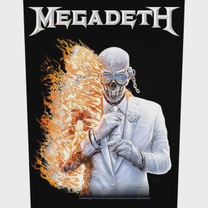 Może przedstawiać: Czarny nadruk graficzny z napisem MEGADETH białymi literami u góry. Poniżej szkieletowa postać w białym garniturze i krawacie ma na sobie metalowe gogle i łańcuch, a prawa strona ciała jest pochłonięta przez jasne, pomarańczowe płomienie.