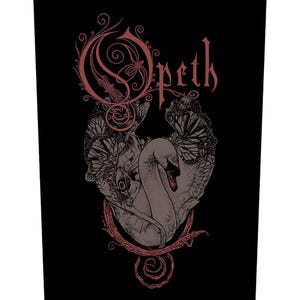 Puede incluir: Parche de banda negro y rojo con un diseño estilizado de cisne y mariposa. El nombre de la banda "Opeth" está escrito en una fuente gótica.