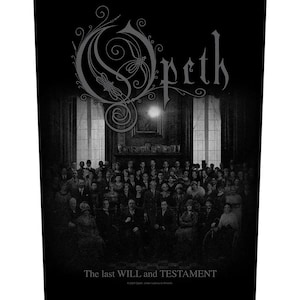 Puede incluir: Camiseta de la banda Opeth en blanco y negro. El diseño presenta el logotipo de la banda en la parte superior, con las palabras "The last WILL and TESTAMENT" en la parte inferior. Una foto vintage de un grupo numeroso de personas está en el centro.