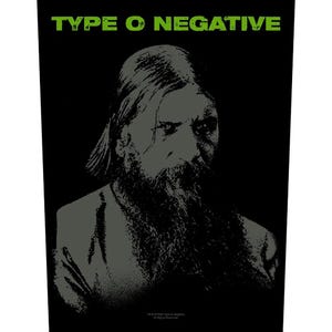 Peut inclure: Image en noir et blanc d'un homme avec une longue barbe et de longs cheveux. Le texte "TYPE O NEGATIVE" est en lettres vertes au-dessus de la tête de l'homme.