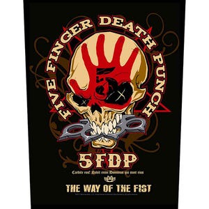 Può includere: Grafica nera con un teschio con un'impronta di mano rossa e la scritta "FIVE FINGER DEATH PUNCH". Il teschio tiene dei tirapugni tra i denti, con le lettere "5FDP" sotto. Il testo "THE WAY OF THE FIST" è in basso.