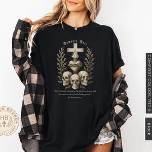 Skull Graphic Tee, Dark T-Shirt, Vintage Skull Design, Comfortable Skull Shirt, Casual Gothic Fashion, Graphic Tee for Halloween
