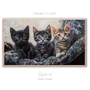 Puede incluir: Una impresión de arte digital enmarcada con tres gatitos. Los gatitos tienen pelajes negros, grises y atigrados marrones, con ojos verdes y azules. La obra de arte está firmada "Lilybrook Print Studio."