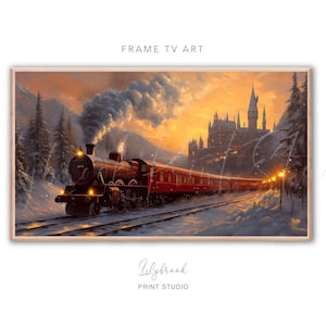 Op de afbeelding: Een rode stoomtrein met rook die uit zijn schoorsteen komt, reist door een besneeuwd landschap naar een groot kasteel met hoge torens. De trein wordt verlicht door de ondergaande zon, waardoor een warme gloed over de scène wordt gegooid.