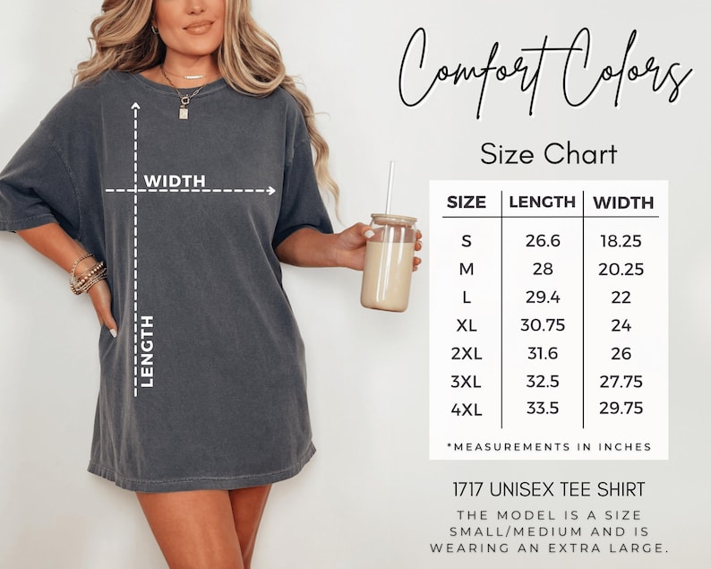 Puede incluir: Una camiseta unisex gris oscuro con una tabla de tallas. La tabla muestra las medidas en pulgadas para las tallas S a 4XL. La camiseta est&aacute; etiquetada como una camiseta unisex 1717.