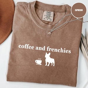 Camisetas Comfort Colors® Coffee and Frenchies, camisetas para mamá bulldog francés, camisetas para mamá bulldog francés, camisetas para amantes del café bulldog francés, camisetas para dueños de bulldog francés
