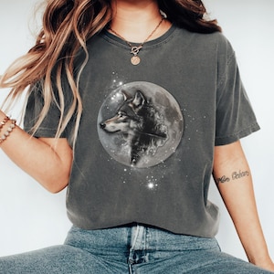Comfort Colors® Vintage Wolf 90s T-shirt, Wolf 2000s Graphic T-shirt, Wolf Lover Retro T-shirt, Nostalgia Tee, Wolf moon Tee, Fun Nature Tee