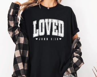 Comfort Colors® Loved T-Shirt Giovanni 3:16, Maglietta Cristiana di San Valentino, Maglietta Cristiana Love, Maglietta Donna Cristiana, Maglietta Minimalista Versetto della Bibbia